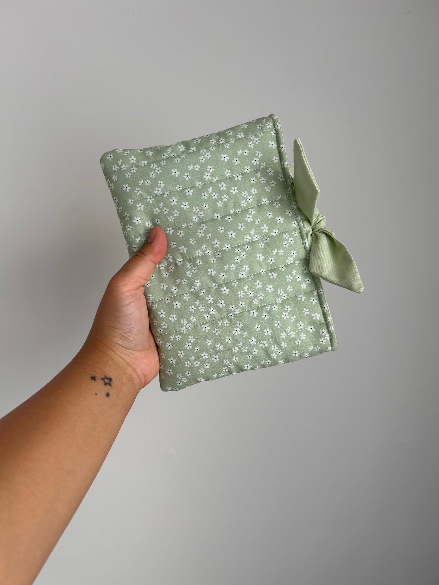 Sage Daisy Kindle Sleeve