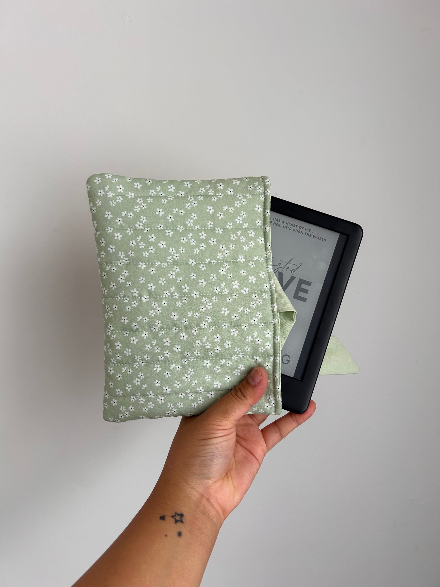 Sage Daisy Kindle Sleeve
